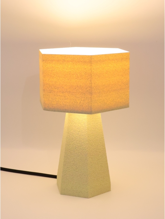 Lampe à poser Thaïs – Lampe granit hexagonale, design géométrique