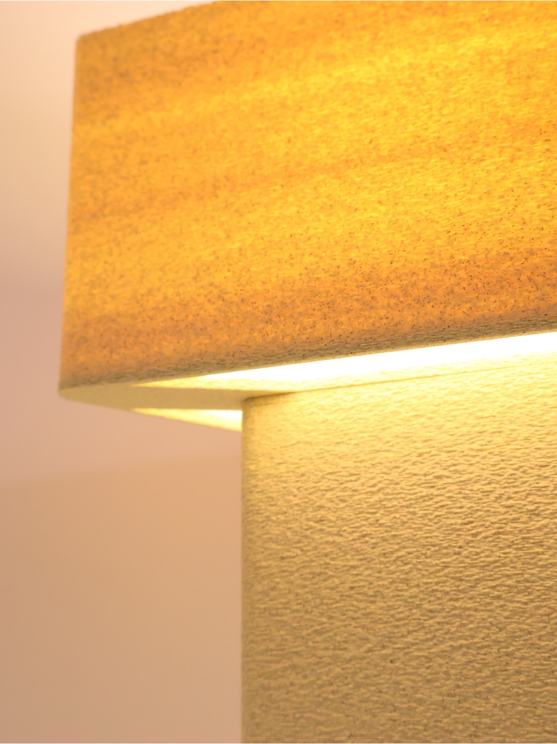 Lampe à poser Lison – Lampe granit triangulaire, design asymétrique