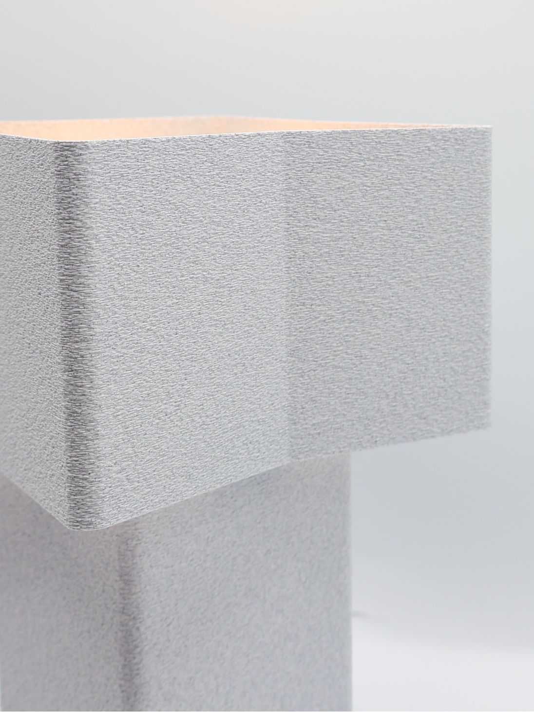 Lampe à poser Odile – Lampe granit sculpturale, design contemporain