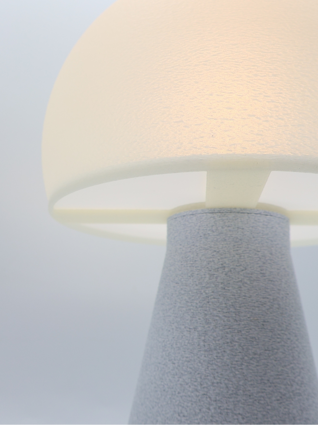 Lampe à poser Annie – Abat-jour coquilles Saint-Jacques & base granit