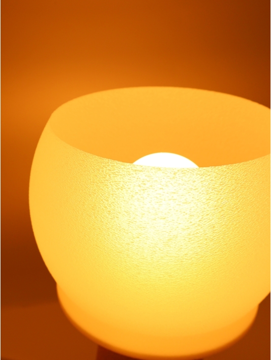 Lampe à poser Clémence – Abat-jour coquilles Saint-Jacques & base granit