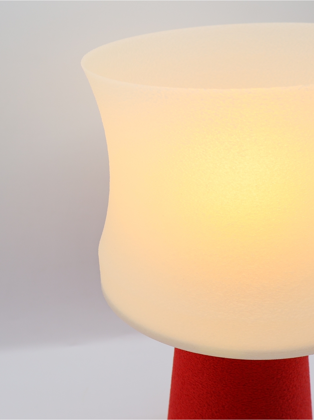 Aurélie – Lampe à poser design, base Granit & abat-jour coquilles Saint-Jacques