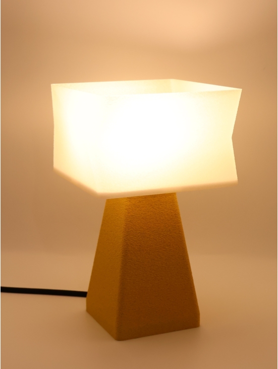 Juliane – Lampe à poser design, base Granit & abat-jour coquilles Saint-Jacques