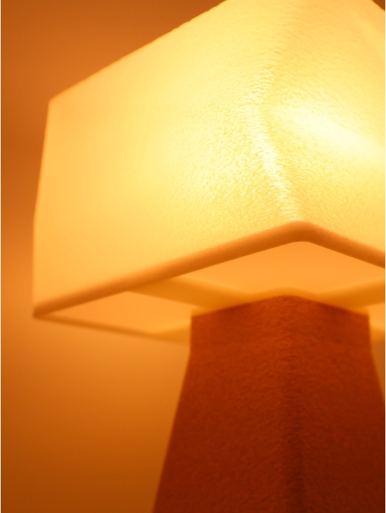 Juliane – Lampe à poser design, base Granit & abat-jour coquilles Saint-Jacques