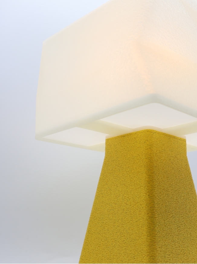 Juliane – Lampe à poser design, base Granit & abat-jour coquilles Saint-Jacques