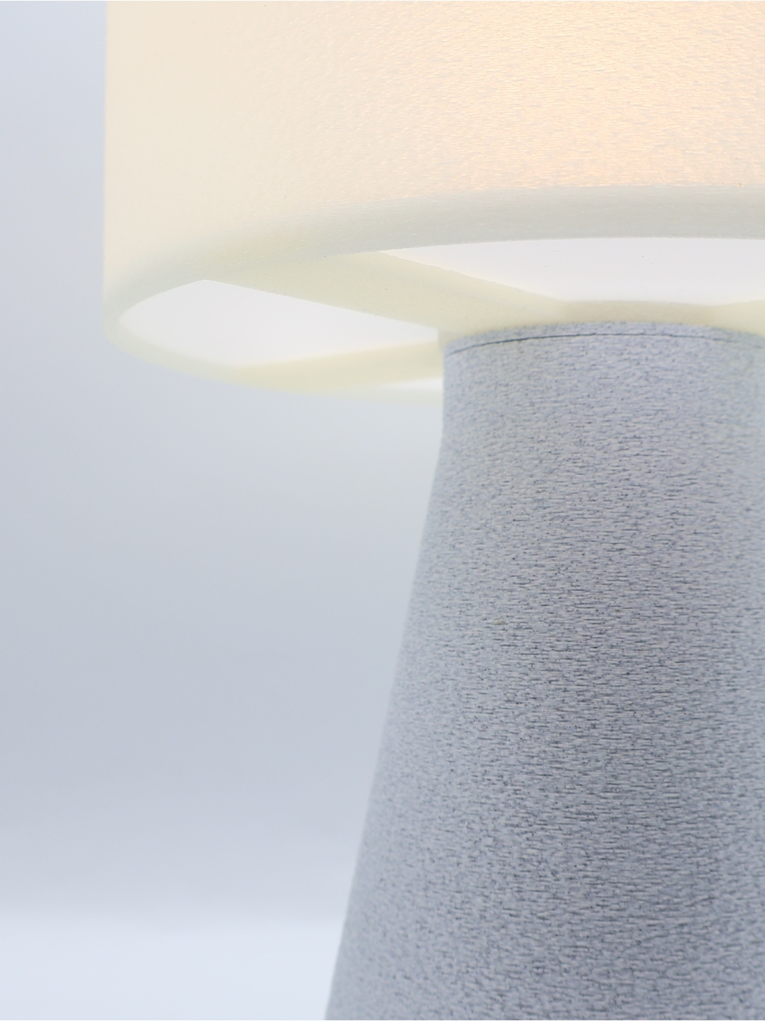 Meredith – lampe à poser design granit & coquilles Saint-Jacques – format Essentiel