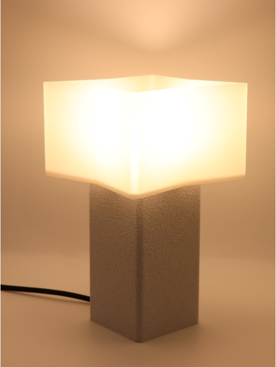 Priscilla – Lampe à poser design coquille Saint-Jacques & granit – Format Essentiel