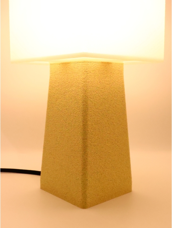 Isabelle – Lampe à poser design, granit & coquilles Saint-Jacques, Équilibre