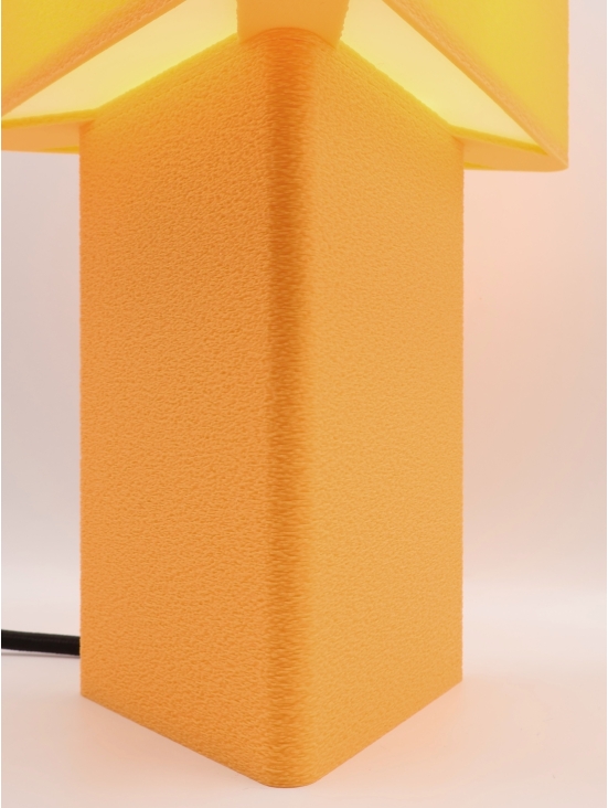 Lison Pastel – Lampe à poser design triangulaire, taille Essentiel