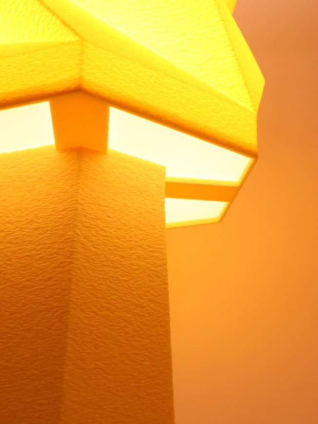 Alizée Pastel – Lampe à poser design facettée, taille Équilibre