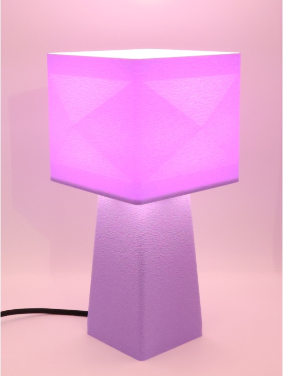 Léonie Pastel – Lampe à poser design carrée facettée, taille Équilibre