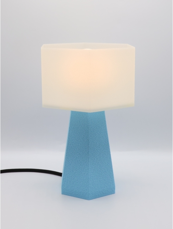 Aline – Lampe à poser hexagonale, abat-jour coquilles Saint-Jacques & pied Pastel, taille Essentiel