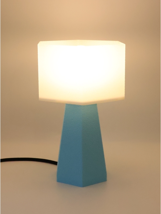 Aline – Lampe à poser hexagonale, abat-jour coquilles Saint-Jacques & pied Pastel, taille Essentiel