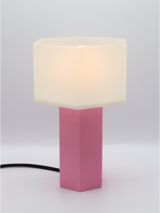 Jacqueline – Lampe à poser hexagonale, abat-jour coquilles Saint-Jacques & pied Pastel, taille Essentiel