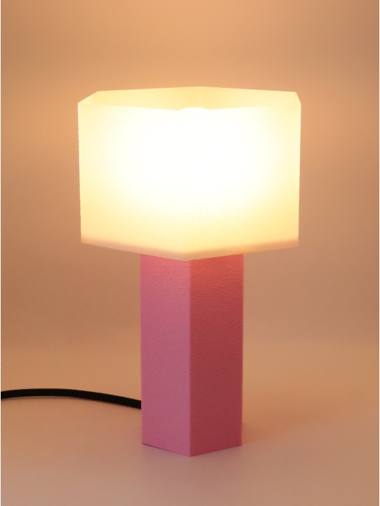 Jacqueline – Lampe à poser hexagonale, abat-jour coquilles Saint-Jacques & pied Pastel, taille Essentiel