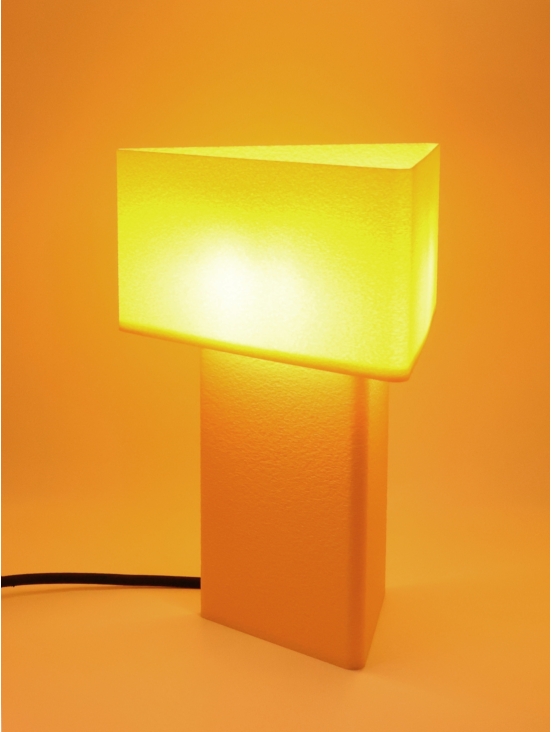 Lison Pastel – Lampe à poser design triangulaire, taille Essentiel