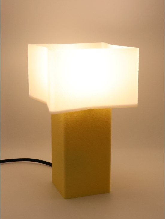 Priscilla – Lampe à poser carrée, abat-jour coquilles Saint-Jacques & pied Pastel, taille Essentiel