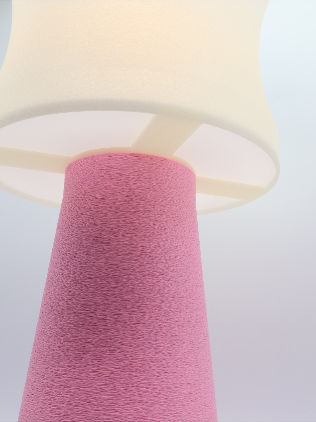 Aurélie – Lampe à poser galbée, abat-jour crème coquilles Saint-Jacques & pied Pastel, taille Équilibre