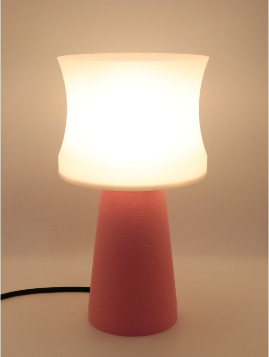 Aurélie – Lampe à poser galbée, abat-jour crème coquilles Saint-Jacques & pied Pastel, taille Équilibre