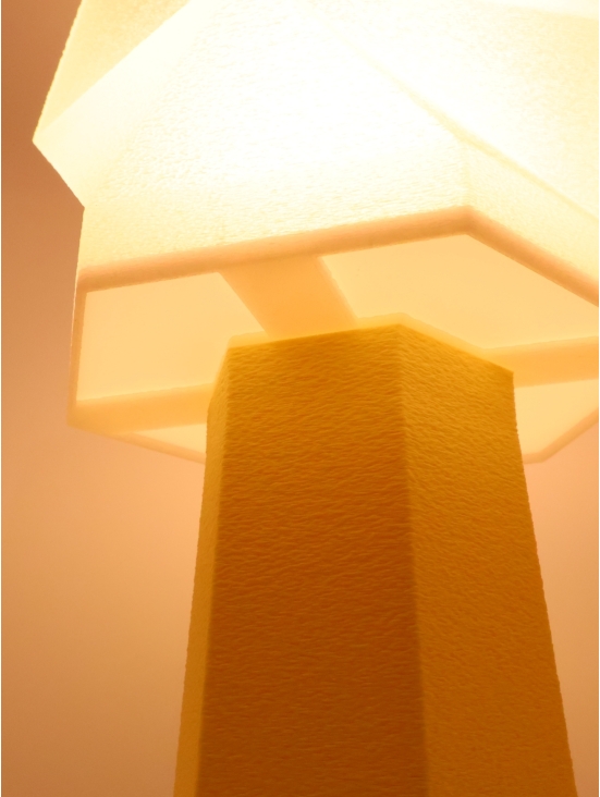 Élise – Lampe à poser facettée, abat-jour crème coquilles Saint-Jacques & pied Pastel, taille Équilibre