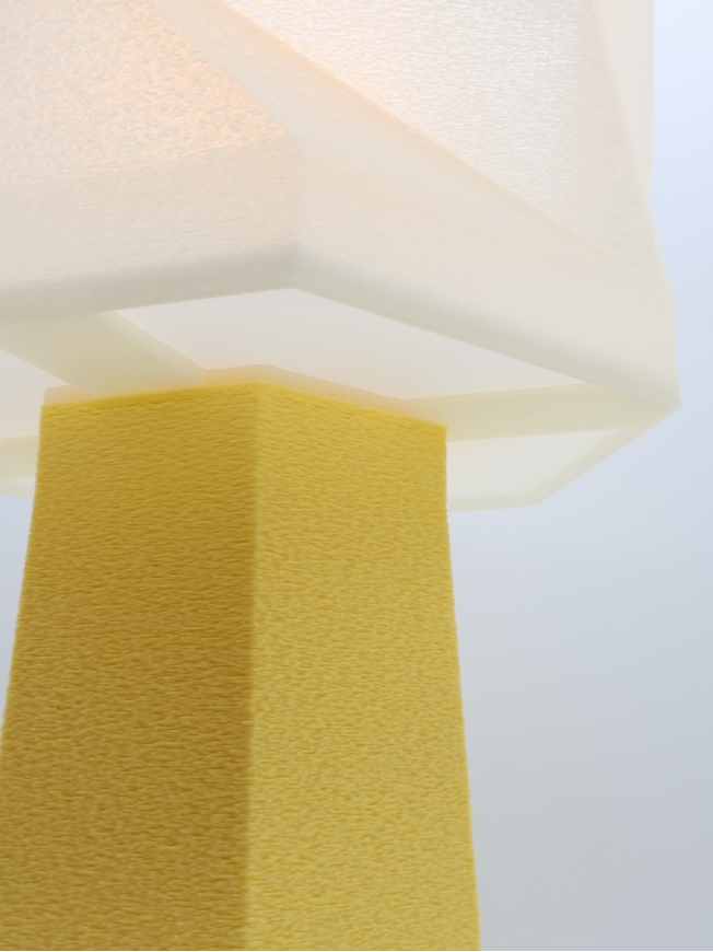 Élise – Lampe à poser facettée, abat-jour crème coquilles Saint-Jacques & pied Pastel, taille Équilibre