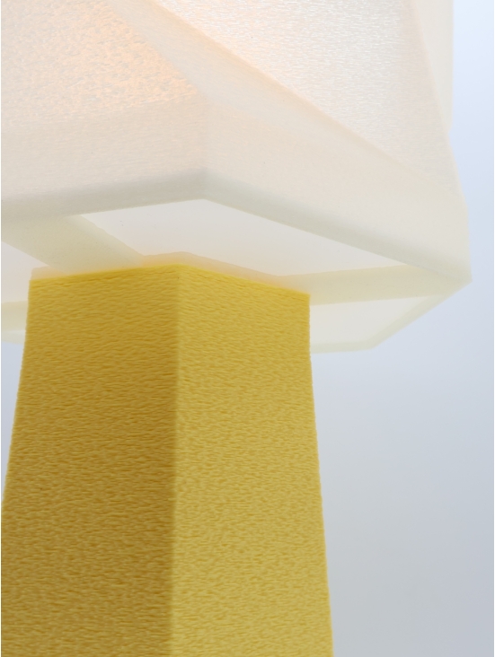 Élise – Lampe à poser facettée, abat-jour crème coquilles Saint-Jacques & pied Pastel, taille Équilibre