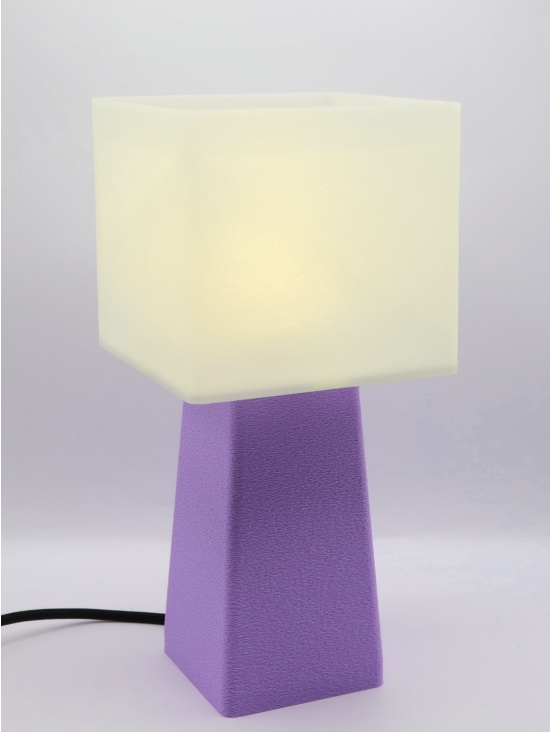 Isabelle – Lampe à poser carrée facettée, abat-jour crème coquilles Saint-Jacques & pied Pastel, taille Équilibre