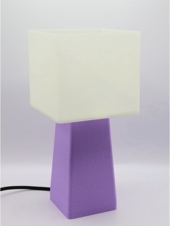 Isabelle – Lampe à poser carrée facettée, abat-jour crème coquilles Saint-Jacques & pied Pastel, taille Équilibre