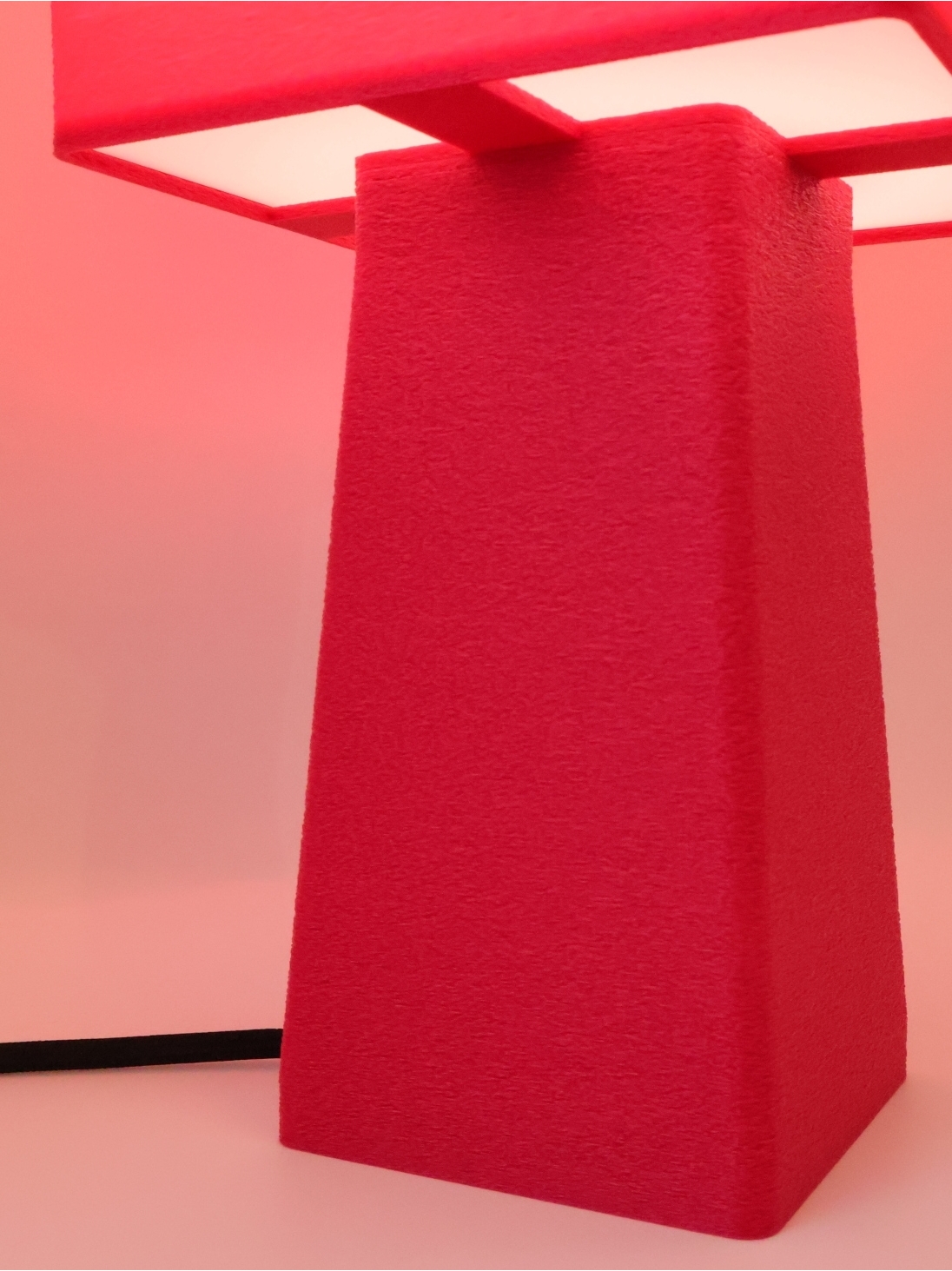 Léonie – Lampe à poser design, Pop, Équilibre