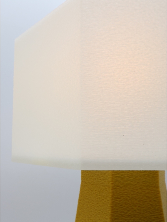 Lampe à poser Aline Essentiel – Abat-jour coquilles Saint-Jacques & pied Pop coloré