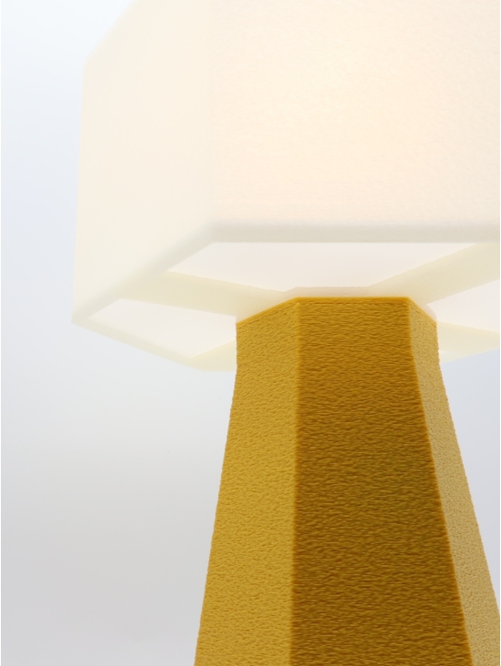 Lampe à poser Aline Essentiel – Abat-jour coquilles Saint-Jacques & pied Pop coloré