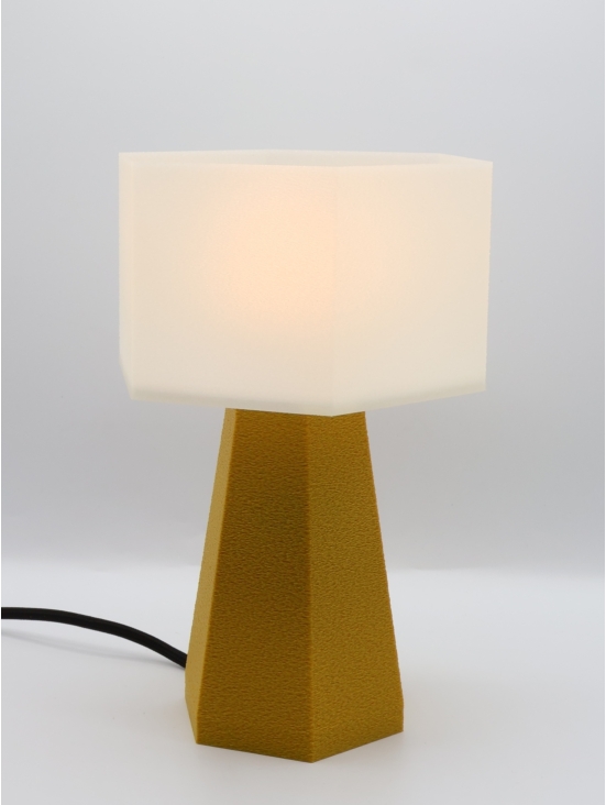 Lampe à poser Aline Essentiel – Abat-jour coquilles Saint-Jacques & pied Pop coloré