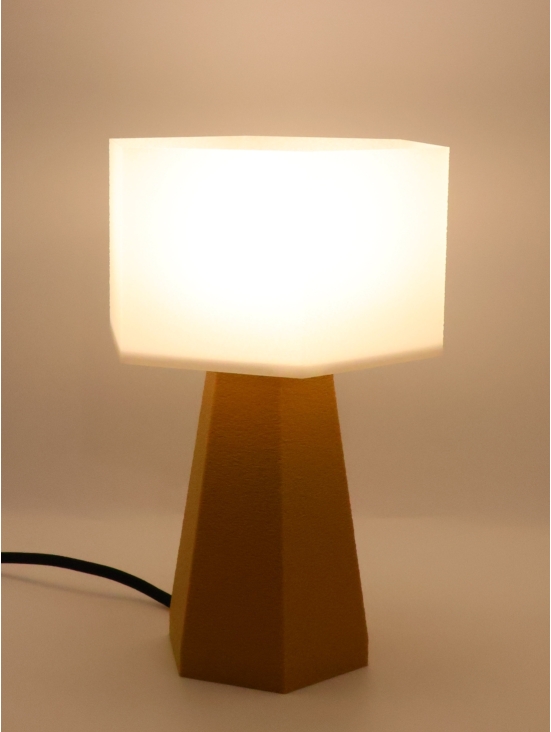 Lampe à poser Aline Essentiel – Abat-jour coquilles Saint-Jacques & pied Pop coloré