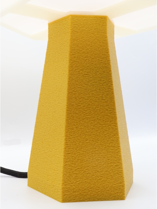 Lampe à poser Aline Essentiel – Abat-jour coquilles Saint-Jacques & pied Pop coloré