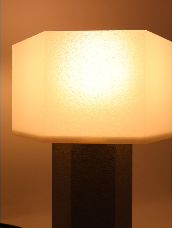 Lampe à poser Jacqueline Essentiel – Design hexagonal coquilles Saint-Jacques & pied Pop