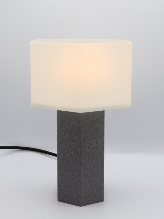 Lampe à poser Jacqueline Essentiel – Design hexagonal coquilles Saint-Jacques & pied Pop