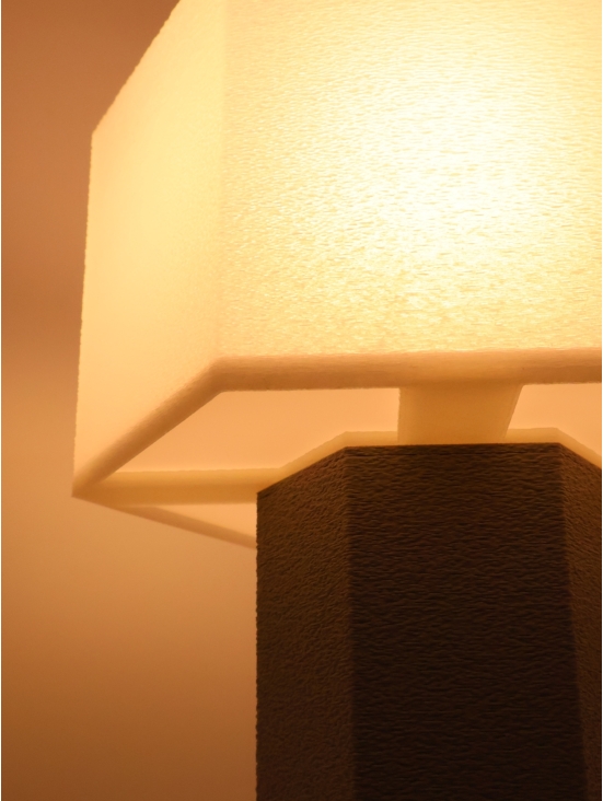 Lampe à poser Jacqueline Essentiel – Design hexagonal coquilles Saint-Jacques & pied Pop