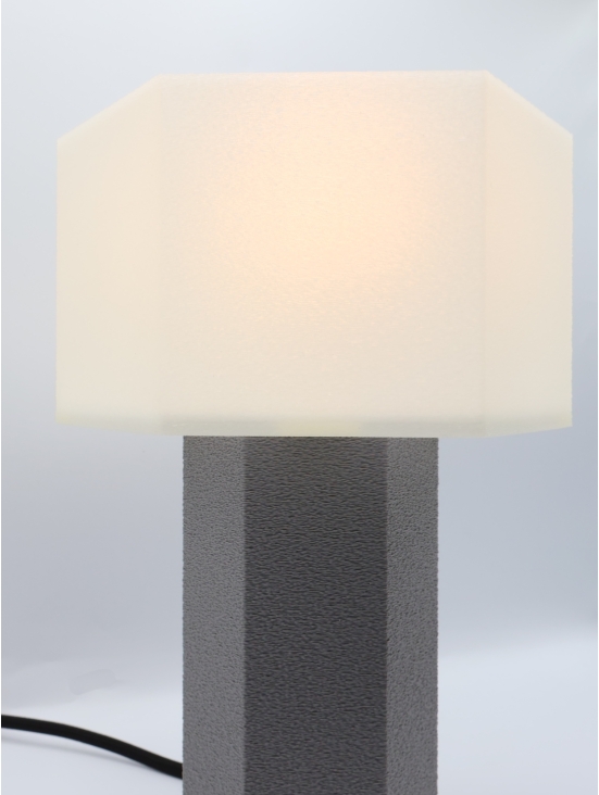 Lampe à poser Jacqueline Essentiel – Design hexagonal coquilles Saint-Jacques & pied Pop