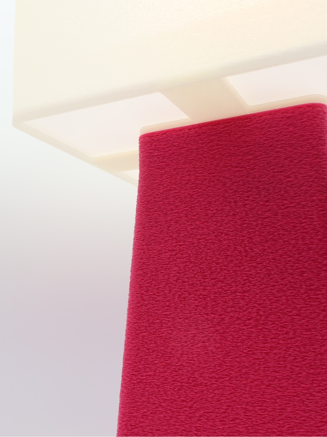 Lampe à poser Isabelle – Carré facetté crème coquilles Saint-Jacques & pied Pop coloré