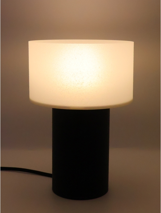 Lampe à poser Clarisse Pop – Abatjour crème coquilles Saint-Jacques & pied Pop coloré