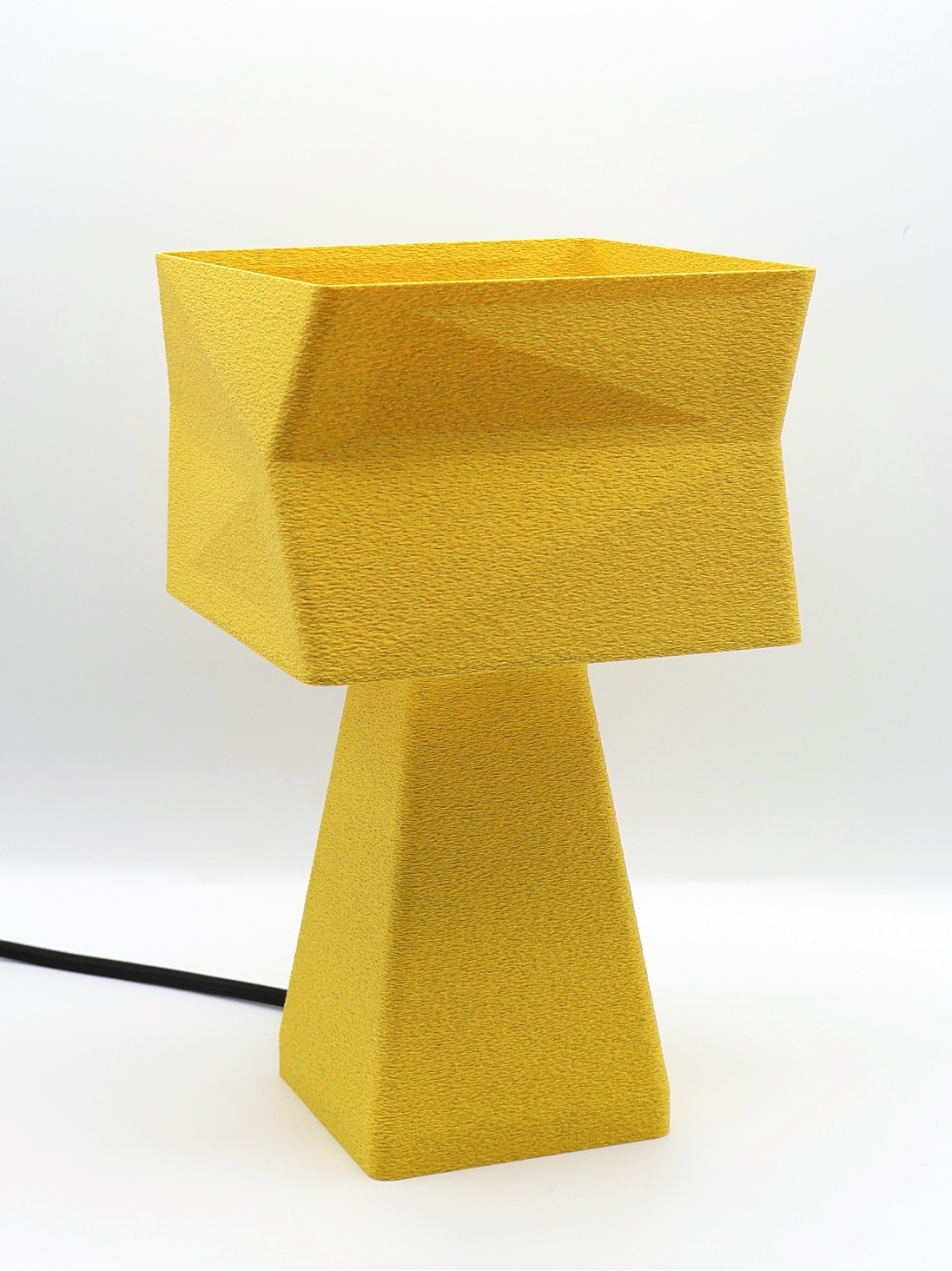 Lampe à poser Adèle – Lampe granit carrée vrillée, design contemporain