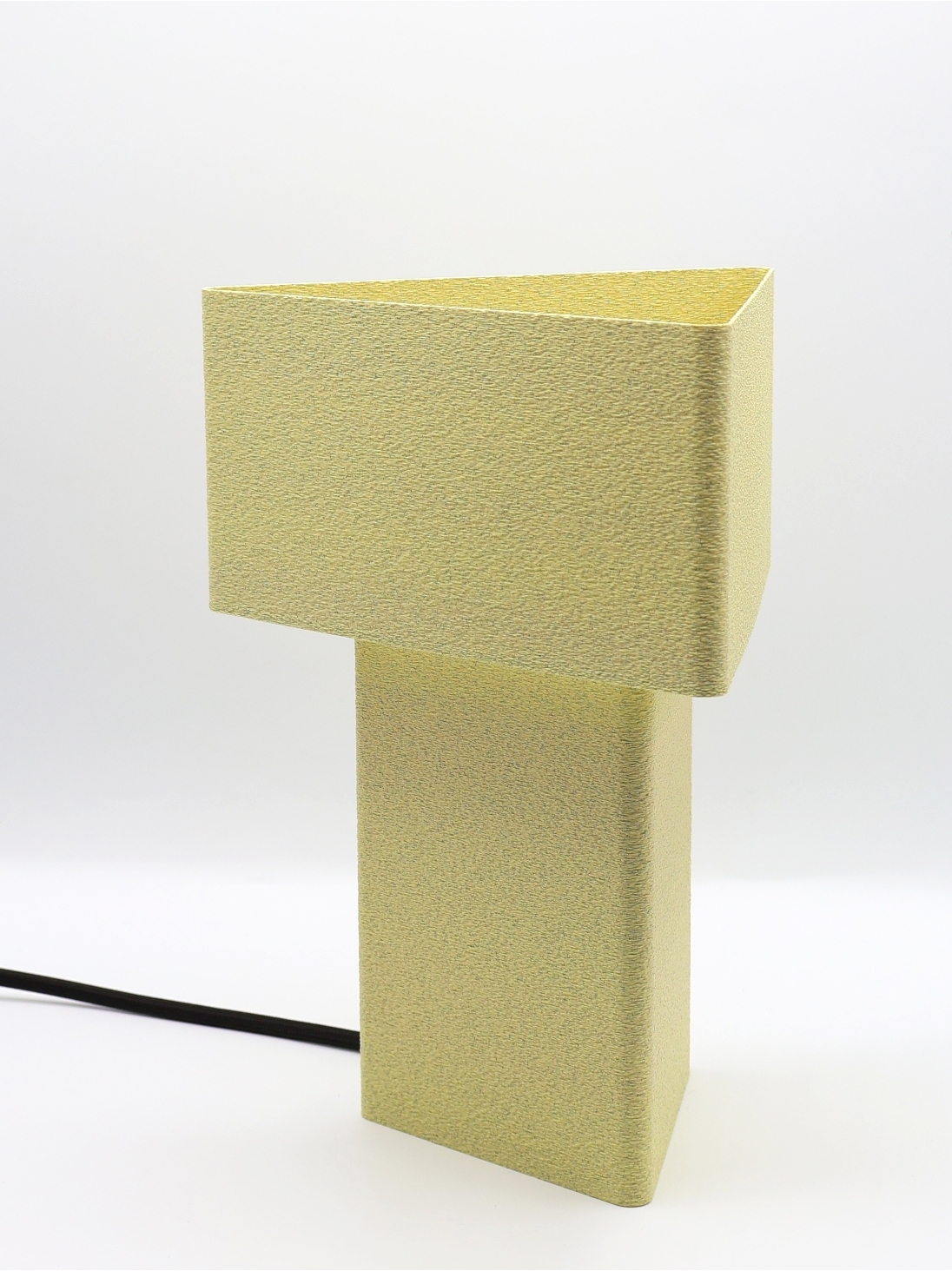 Lampe à poser Lison – Lampe granit triangulaire, design asymétrique