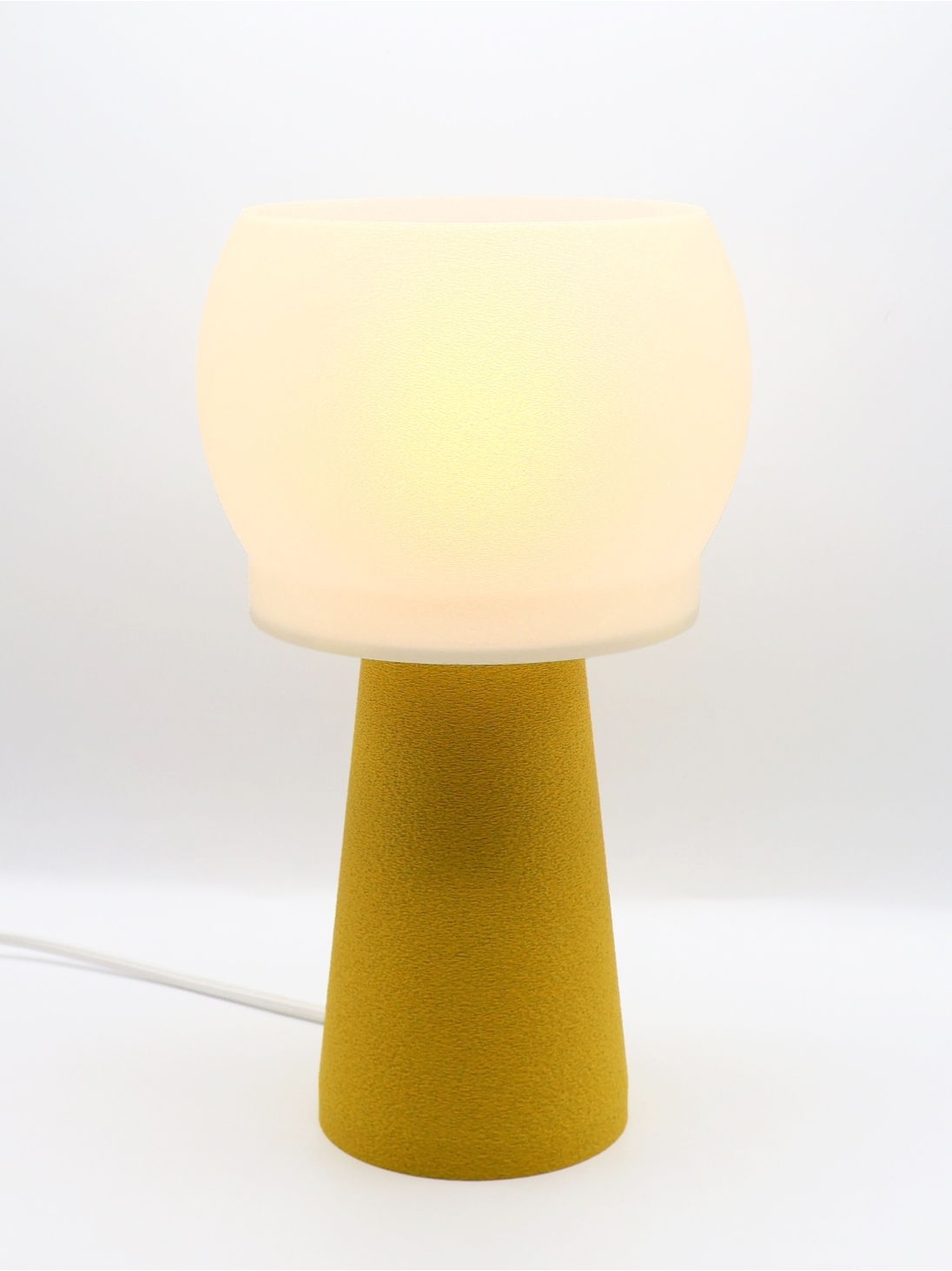 Lampe à poser Clémence – Abat-jour coquilles Saint-Jacques & base granit