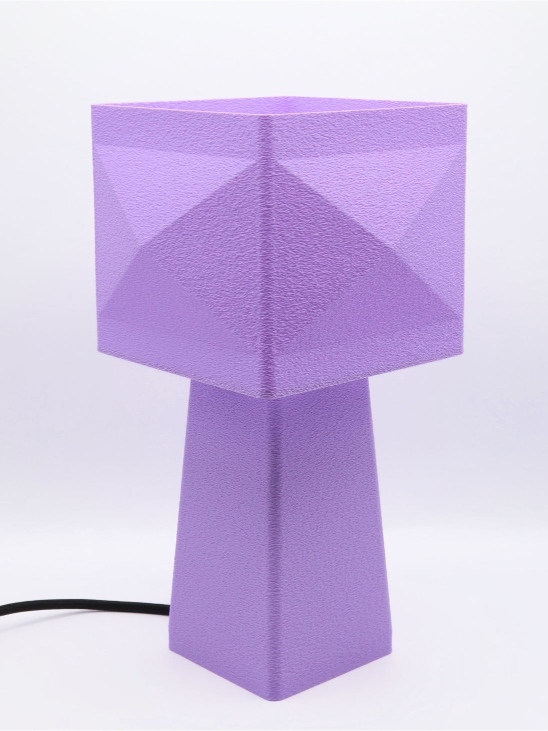 Léonie Pastel – Lampe à poser design carrée facettée, taille Équilibre
