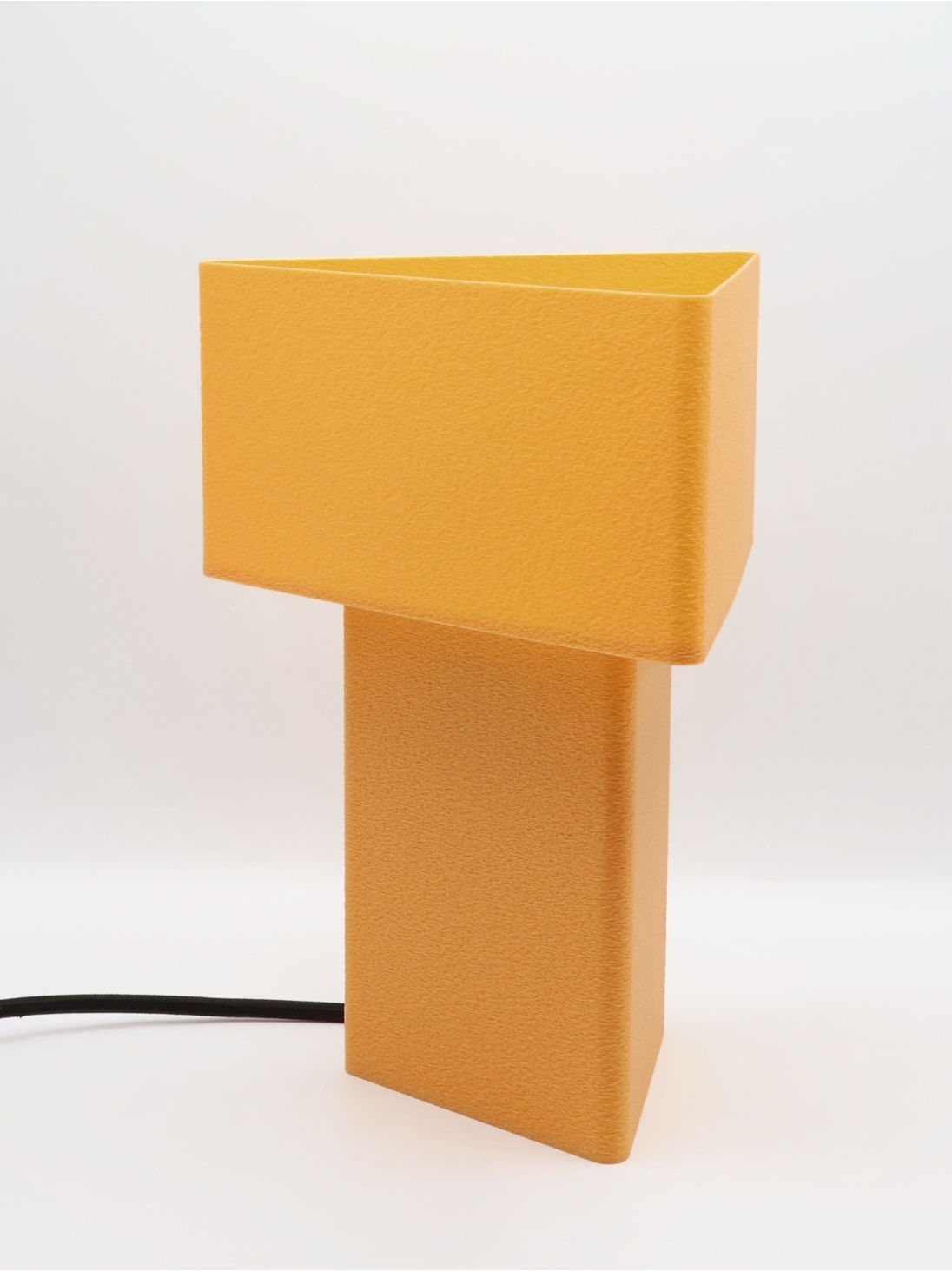 Lison Pastel – Lampe à poser design triangulaire, taille Essentiel