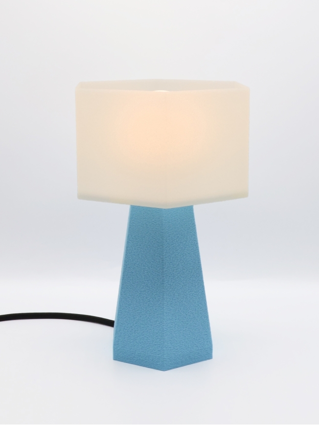 Aline – Lampe à poser hexagonale, abat-jour coquilles Saint-Jacques & pied Pastel, taille Essentiel