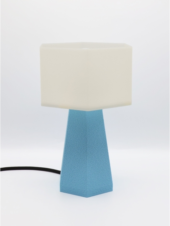 Aline – Lampe à poser hexagonale, abat-jour coquilles Saint-Jacques & pied Pastel, taille Essentiel