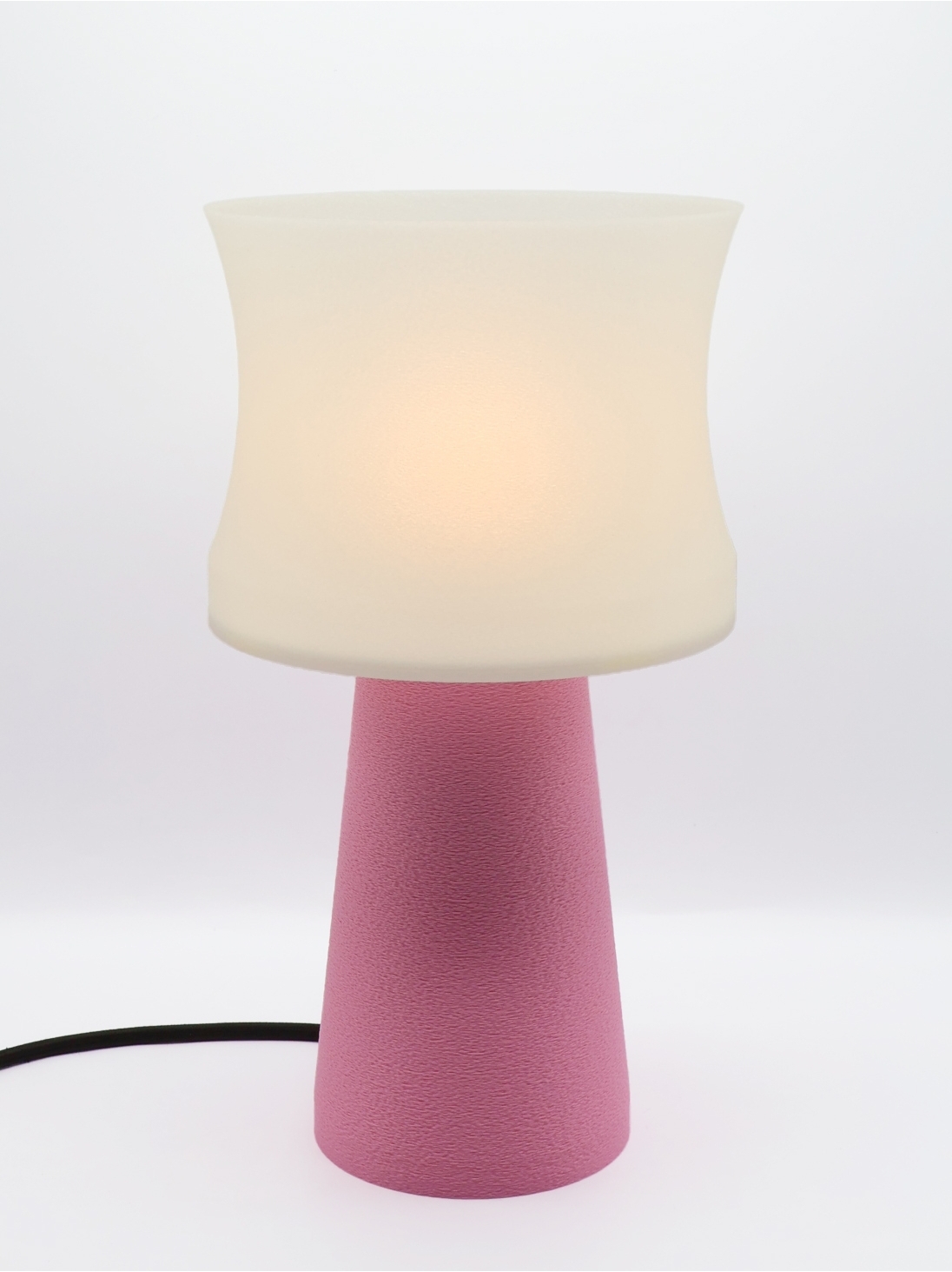 Aurélie – Lampe à poser galbée, abat-jour crème coquilles Saint-Jacques & pied Pastel, taille Équilibre