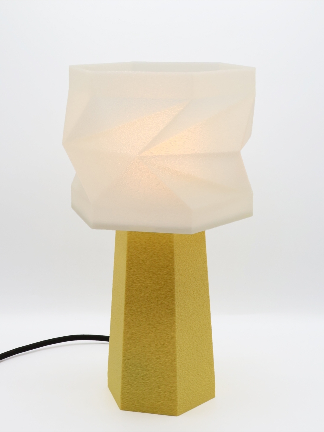 Élise – Lampe à poser facettée, abat-jour crème coquilles Saint-Jacques & pied Pastel, taille Équilibre