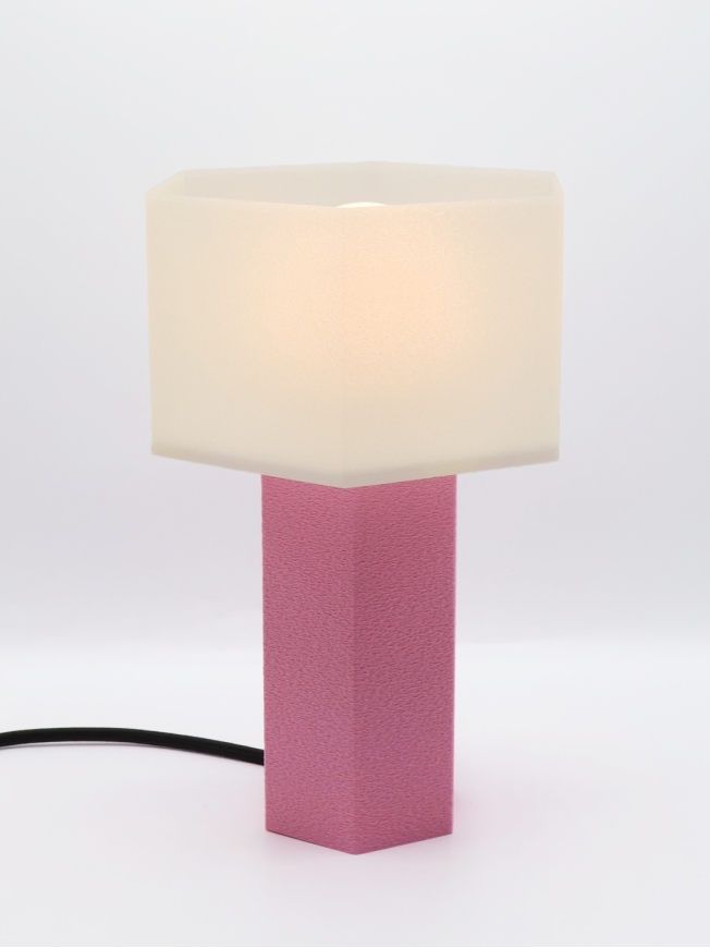 Jacqueline – Lampe à poser hexagonale, abat-jour coquilles Saint-Jacques & pied Pastel, taille Essentiel